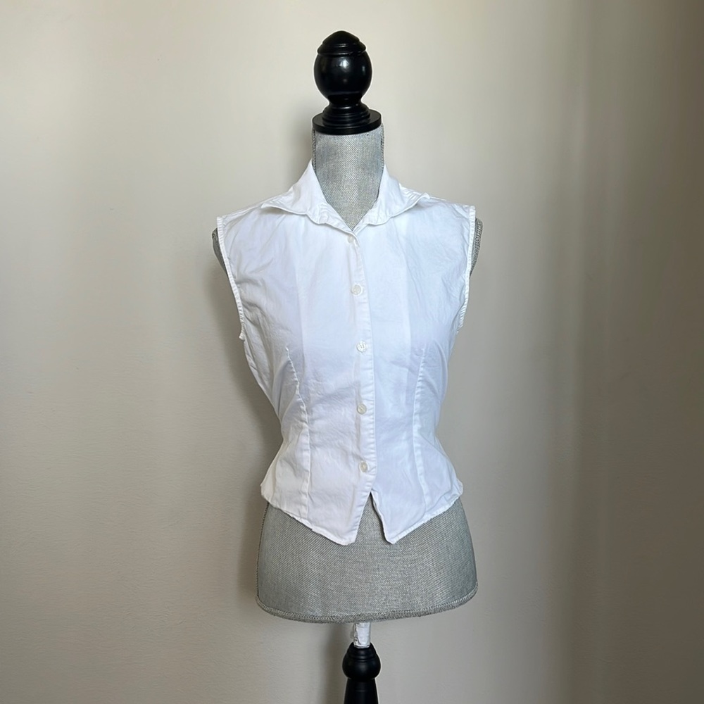 Sleeveless white collared blouse, with tie in front or back